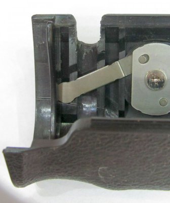 eos5_batteriedeckel-aussparung f.BP5-Kabelk.jpg
