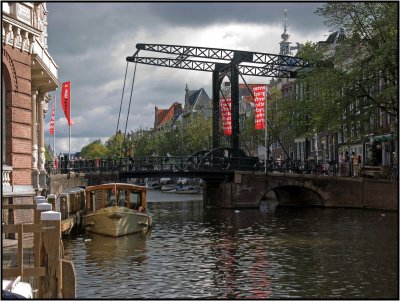 _small_083 Amsterdam-Kloveniersburgwal mit Zugbrücke und Zuiderkerk.JPG
