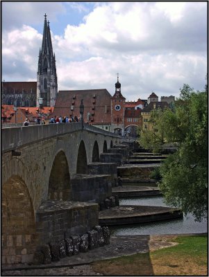 _small_005 Regensburg-Steinerne Brücke mit Salzstadel und Dom.JPG