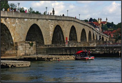 _small_011 Regensburg-Steinerne Brücke mit Stadtamhof und Dreifaltigkeitsberg.JPG