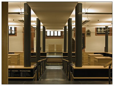_small_37 Mühlhausen-Jakobikirche-innen Stadtbibliothek.JPG
