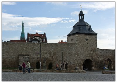_small_42 Mühlhausen-Inneres Frauentor mit Stadtmauer.JPG
