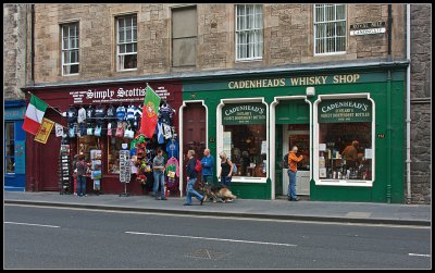 _small_140 Edinburgh-Geschäfte an der Canongate mit Peter Stehr.JPG