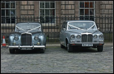 _small_152 Edinburgh-Vor der Kathedrale St. Gilles-Hochzeitskutschen Rolls und Daimler.JPG