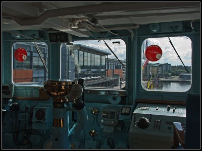 _small_082 Edinburgh-Royal Yacht Britannia-Brücke.JPG