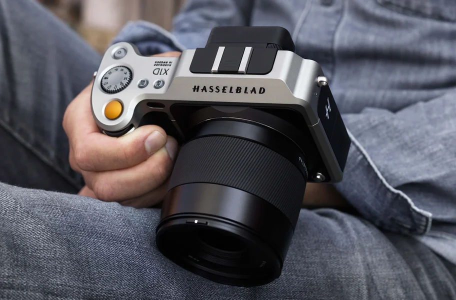 Hasselblad_X1D_size_in_hand.webp