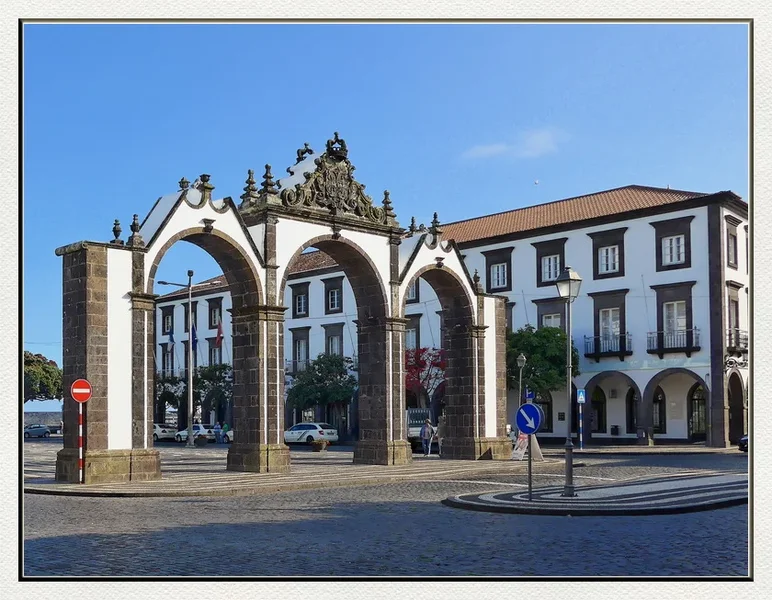 01 01 03 Ponta Delgada Portas da Cidade.webp
