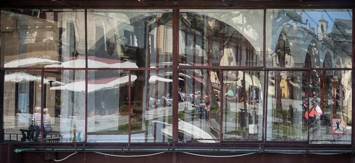 OrtaSpiegelunginLostPlaceRestauranNURFENSTERAUSSCHNITTFINTMPFIN_720x331.webp