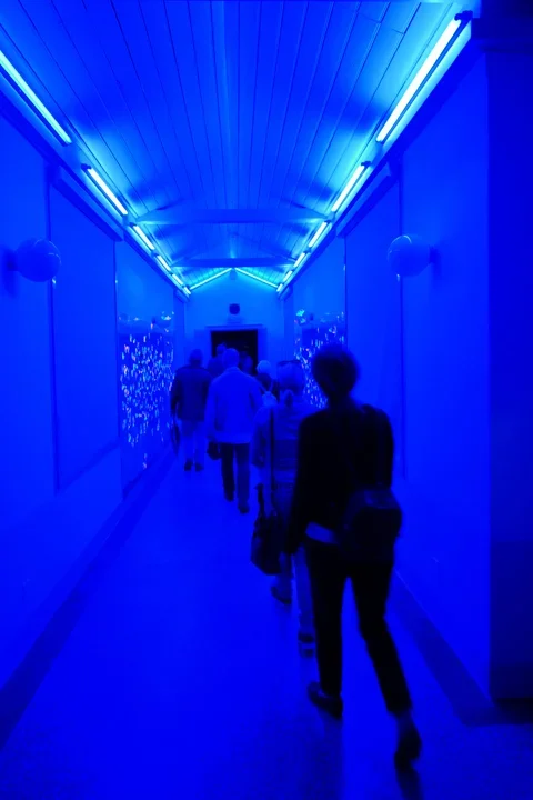 WasserwerkScharlinzBlauerGsngmitmneschenvHintenSL2490FINLIKOFINKL.webp