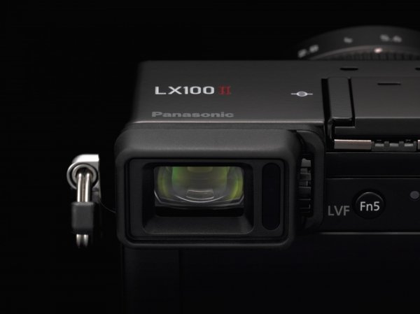 031-FY2018-Panasonic-LUMIX LX100 II-produktbild-evf.jpg
