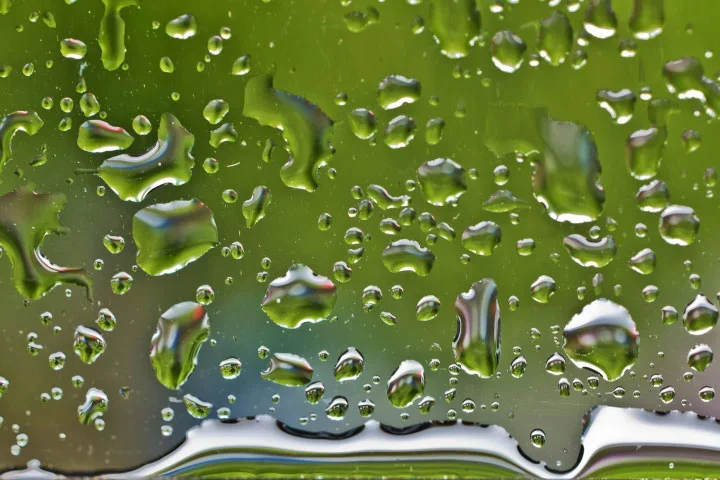 RaindropsonwindowwithbasisCLLMac60FINHIKOFINDEN_720x480.webp