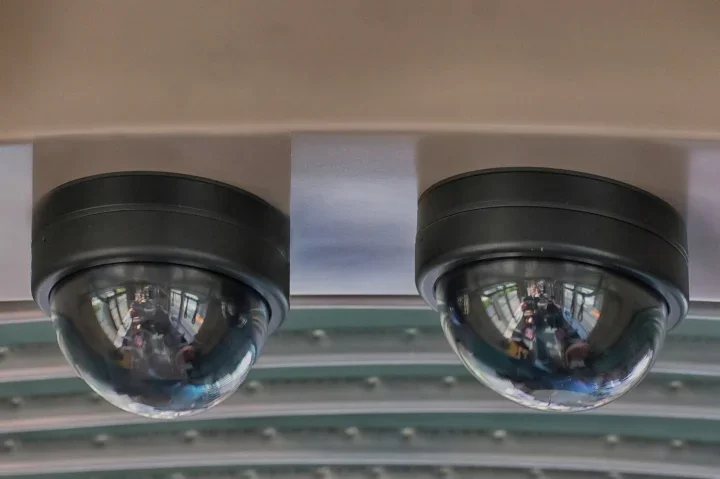 BigBrotherwatchingyouStrassenbahnCL55135FINAUSFINFINFINENDVERSIONFINFINFINDENOISE_720x479.webp