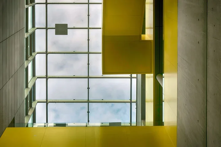 ArsEInnenStiegenhausmitGelbNummer3TMPFINHIDYKUNST.webp