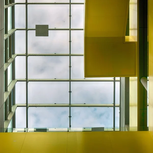 ArsEInnenStiegenhausmitGelbNummer3TMPFINHIDYKUNSTQUADRAT.webp