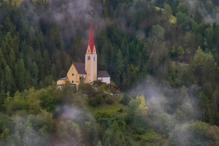KirchleinNäheAnrasmNebelumfledCL1856FINTMPAUS_720x479.jpg