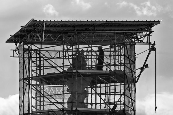 DreifaltigkeitssälemGerüstMan at workCL 55-135ENDVERSIONMANBESCHWARZWEISS_719x480.jpg