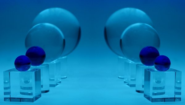 GlaskugelnVieraufStänderBlauSEITLICHSYMMNachINNEN_720x410.jpg