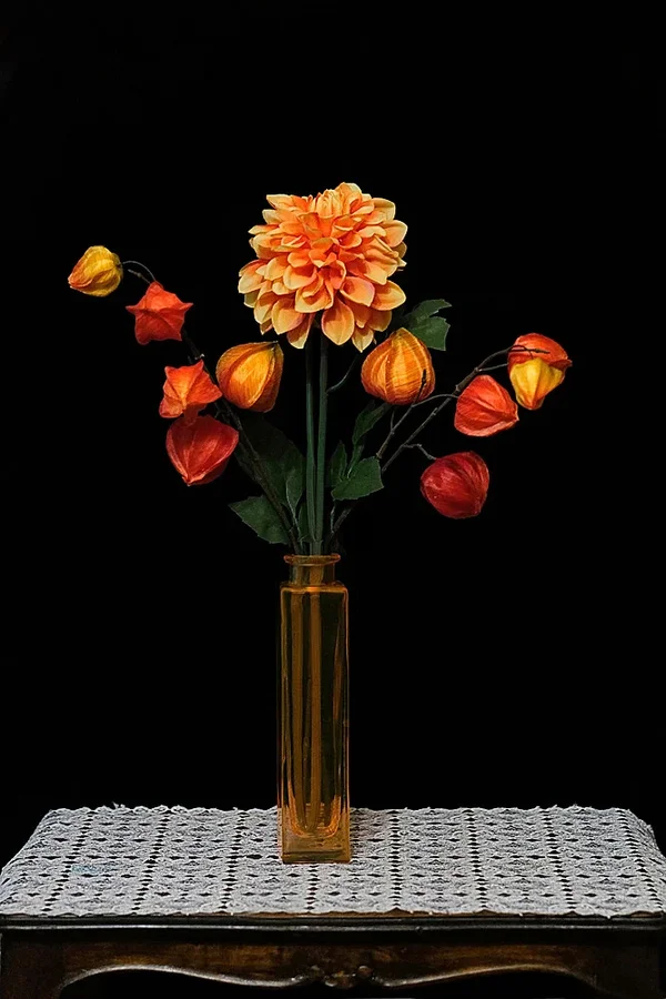 DahloemandBumeninVaseaufDekerlHochformatSL22490ENDVERSIONOPTIMAL.webp