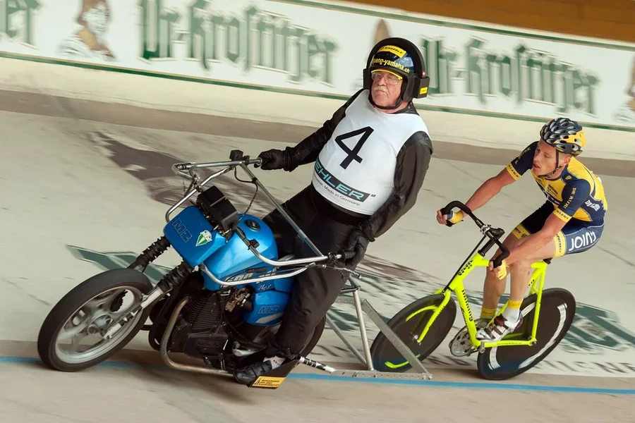 0002438_2015-06-20  STEHERRENNEN.webp