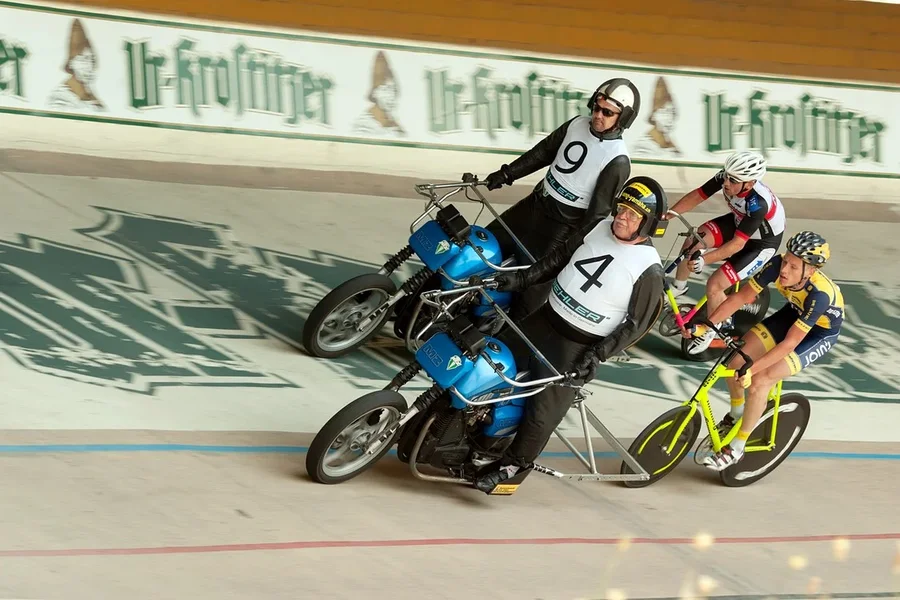 0002442_2015-06-20  STEHERRENNEN.webp