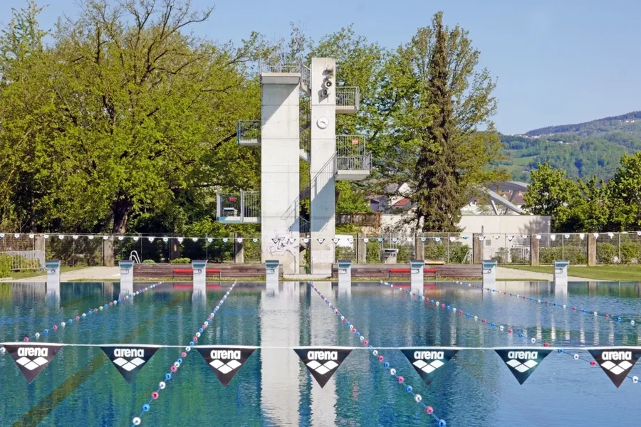 ParkbadSportbeckenSPRUNGTURMMUMFELDCL1856.FINFINFIN_999x666.webp