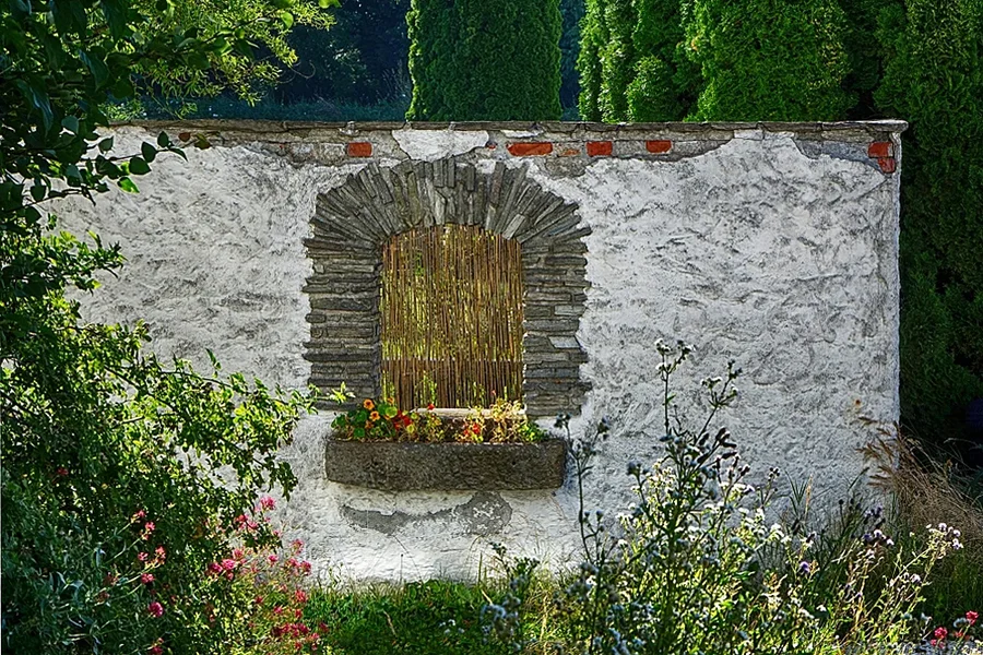 MauermfensterimGartenStegUrfahrRX10FINTMPFINENDVERSIONFIN_999x666.webp