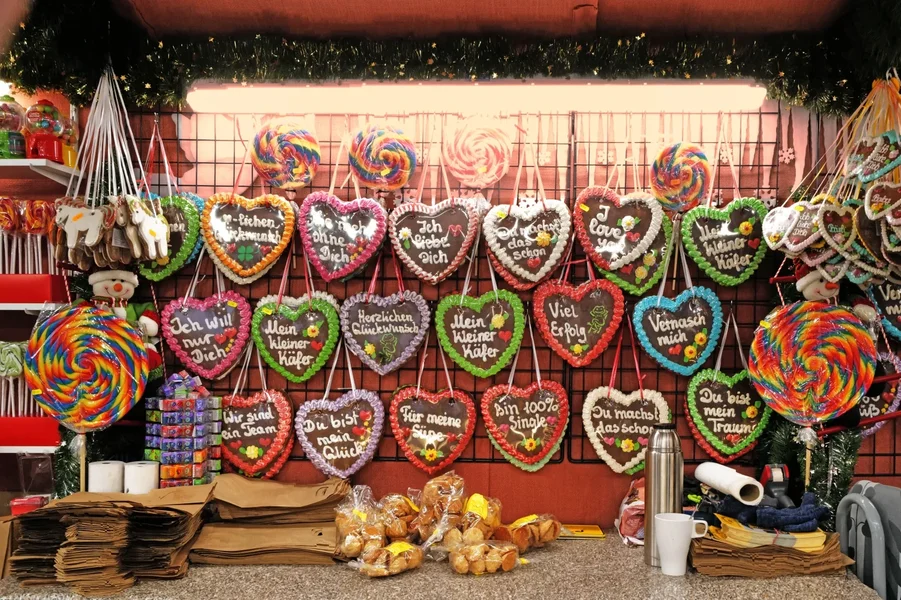 WeihnachtsmarktLebkuchenherzenVolksgartenQ2FINFINFIN_1500x999.webp