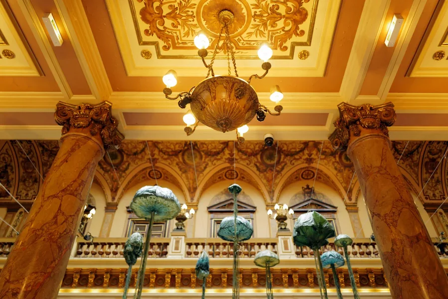 MonacoCasinoEingnagshalleDeckemSäulenVARIANTEL1001760_1498x1000.webp