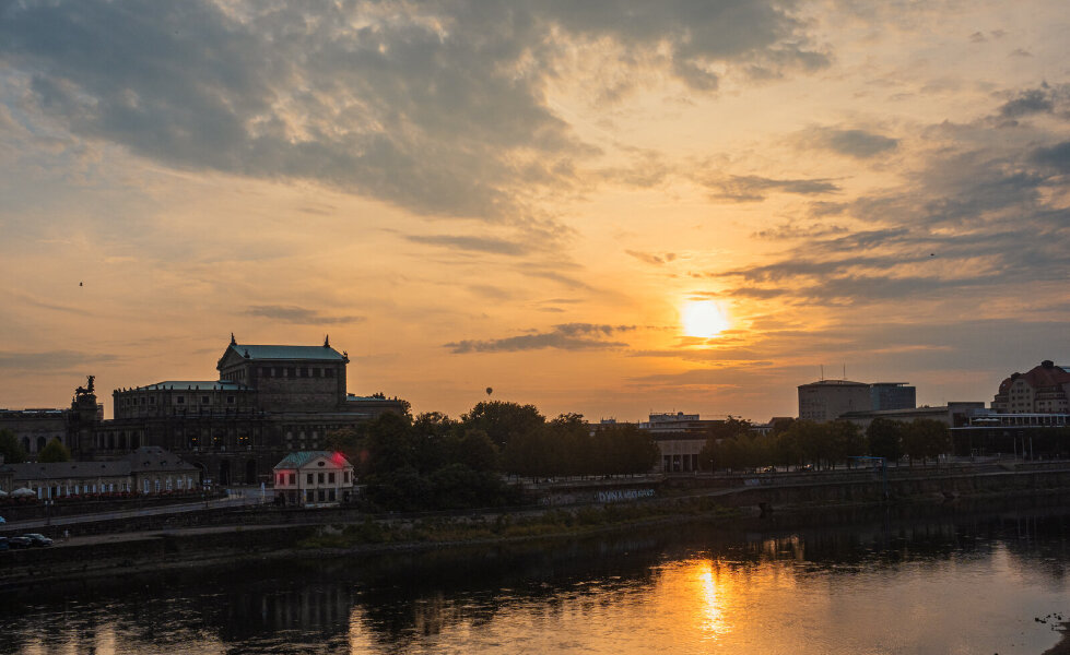 Elbufer Dresden.jpg