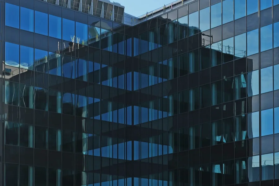 HafennarchitekturBlauemKubusgebäudeQ3FINFINFINKLEIN.webp