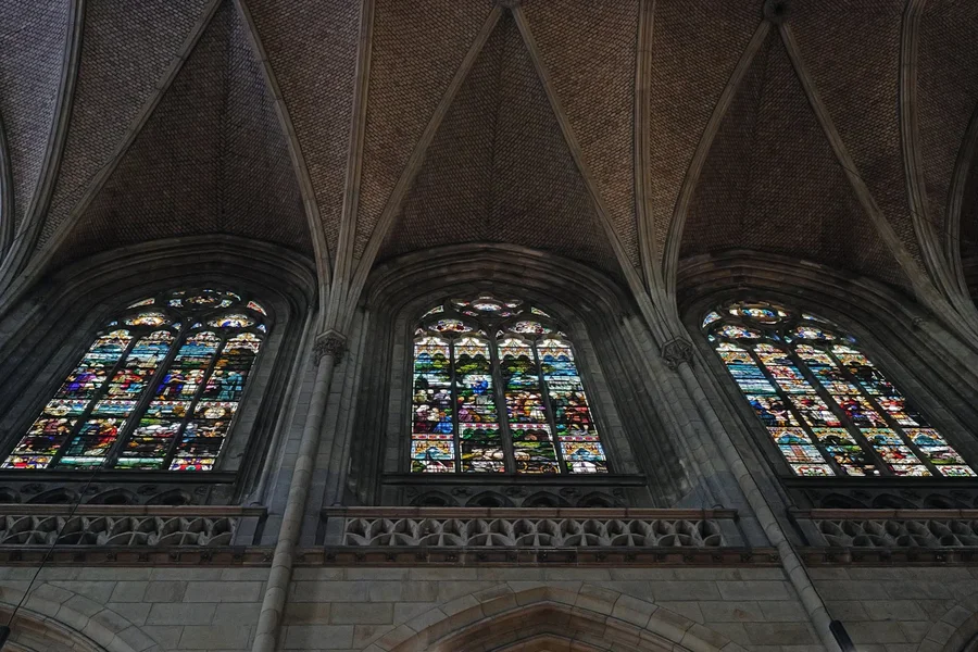 NeuerDomInnenDREISeitenfenstermGewölbeQ3.webp