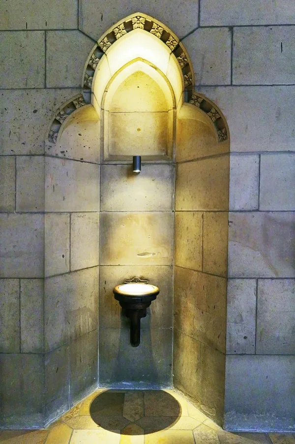 NeuerDomInnenWeihwasserkesselmUmrandungHDRQ3.webp