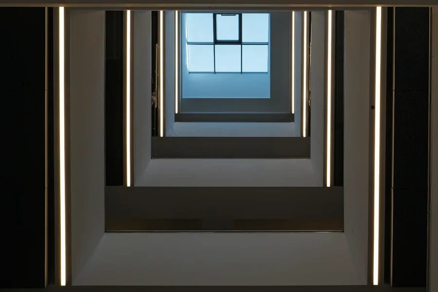 KunstUniStiegenhausnObenmFensterQ3.jpg