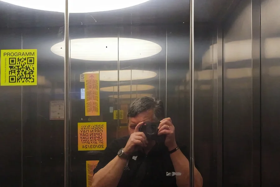 KunstUniSelfieLiftEINSQ3.jpg