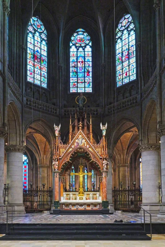 DomInnenFünfAltarmFensternHochformat.webp