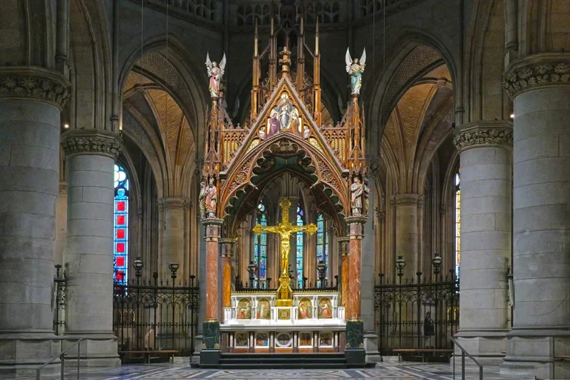 DomInnenVierHauptaltarSäulenSL31635CROPHDR.webp