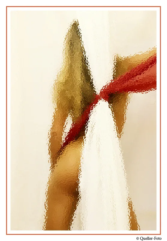 Geschenk verpackt- Hinter Glas.webp