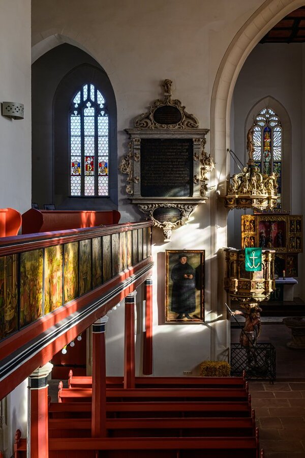 Blick von Empore zu Kanzel, Epitaph und Fenster hoch HZ9_8672.jpg