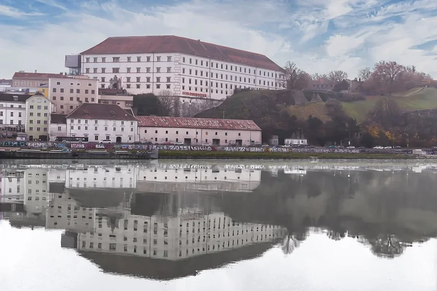 SchlossLinzmUmfeldSpiegelungDonauNEUBERRDLUX8FINFINFINVARIANTE.webp