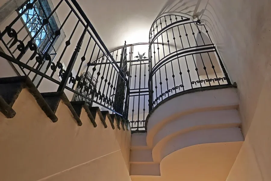 StiegenhausSchmiedeeisenHauptplatzDLUX8.webp