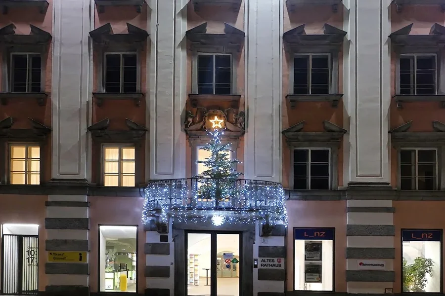 RathausLinzGANZmChristbaumDLUX8FINFINFIN.webp
