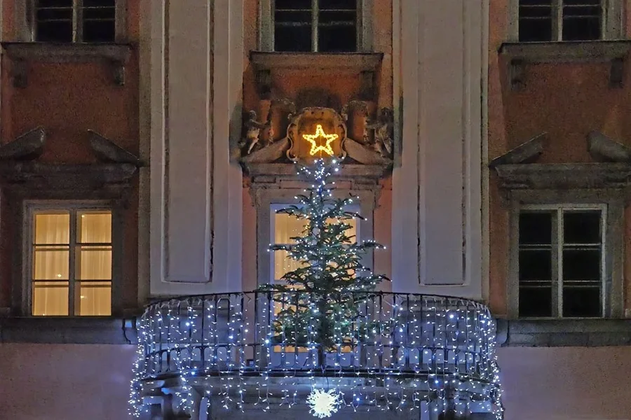 RathausLinzBalkonmChristbaumDLUX8FINFINFIN.webp