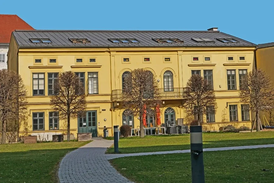 AltersheimKreuzschwesternRudigierstrasseDLUX8.webp