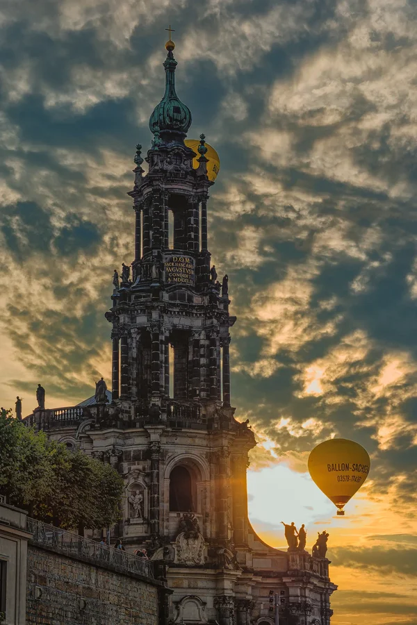Abends an der Hofkirche.webp