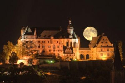 Marburger Schloß 300mm mit Mond.jpg