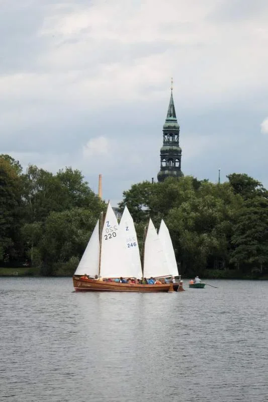 22_Kutter vorm Dom.webp