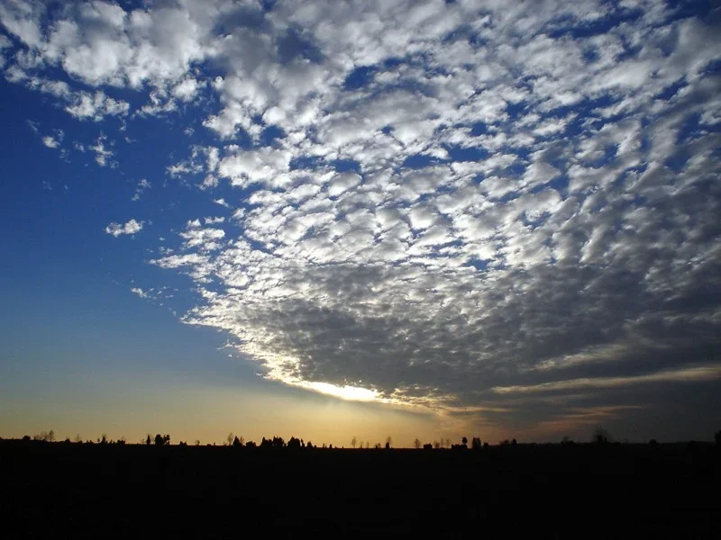 Sonnenuntergang mit Wolkenfeld.webp